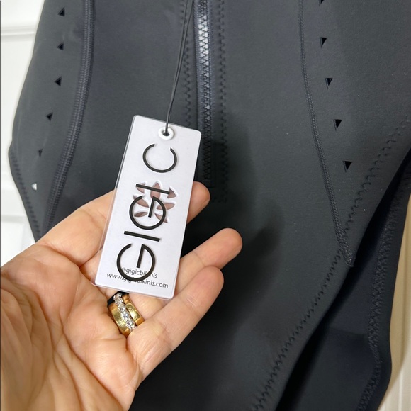 GIGI C Grace Surf Scuba Zip Black One Piece Swimsuit Surf Suit Medium NWT - Picture 8 of 11